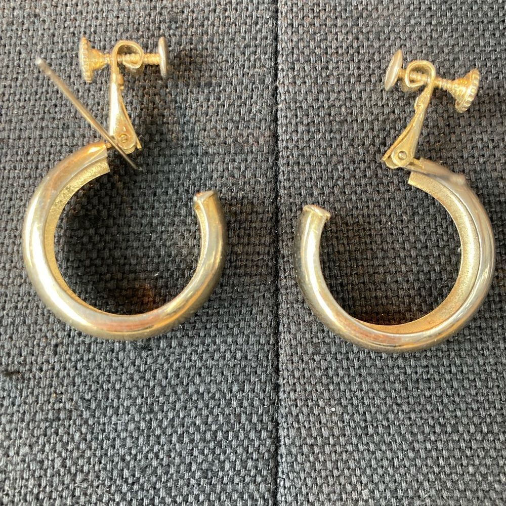 Vintage Napier spring back with screw adjustable gold tone hoops 1 inch earrings